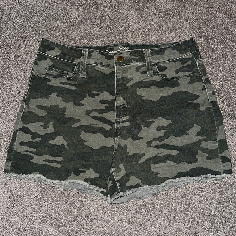 Size 6, Universal Thread, camo high rise midi shorts